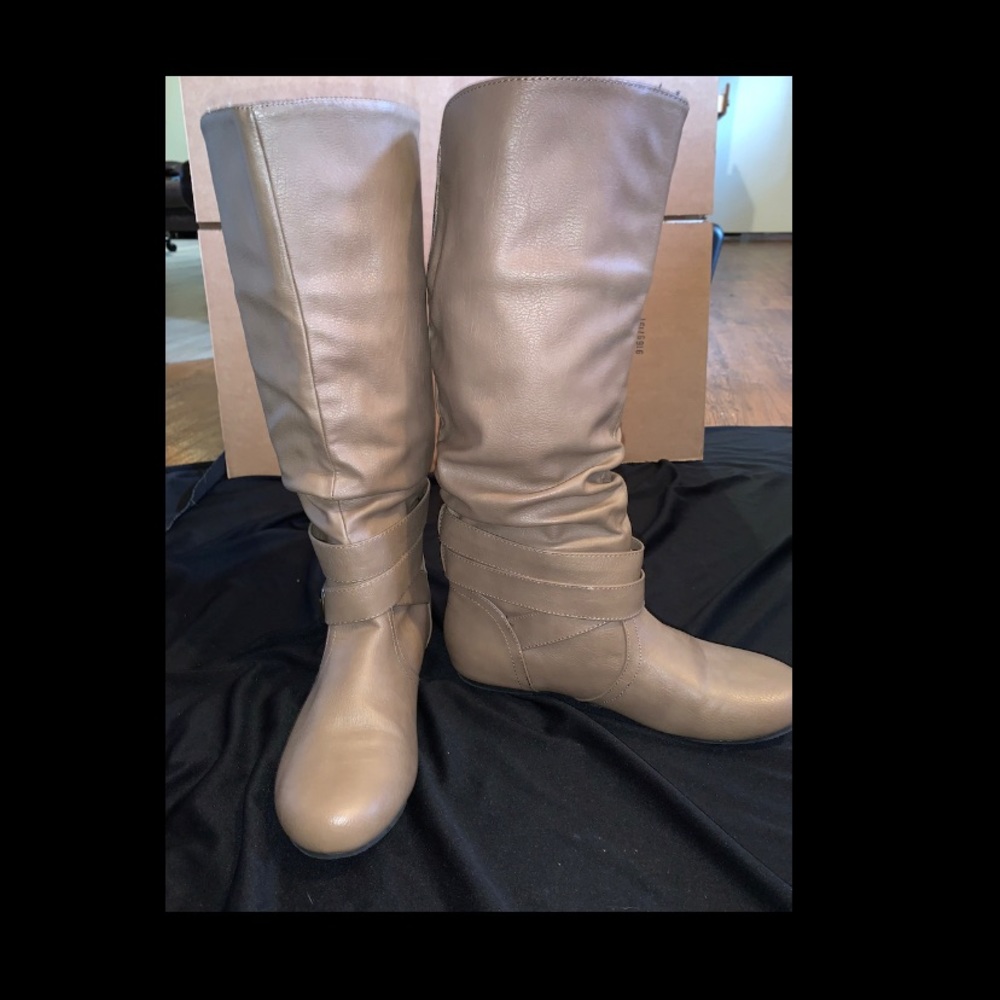 Boots by Wild Diva size 8 cream/tan